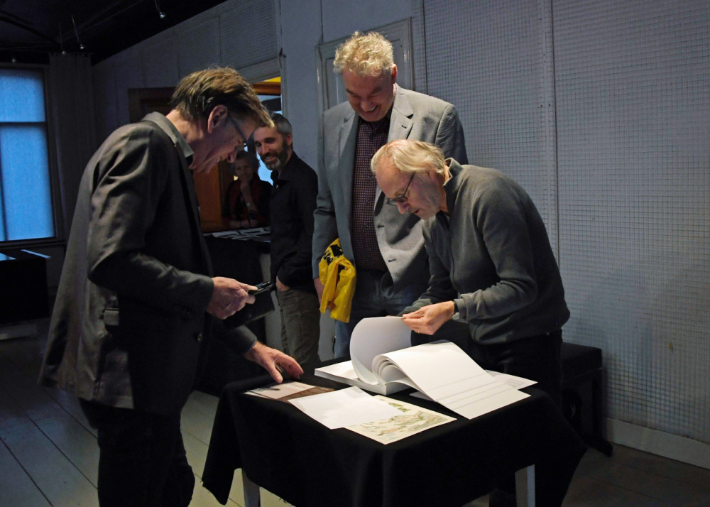 De heren die onder leiding van mijn moeder Mariet Fluitsma het boek verwezenlijken, met daarachter mijn trotse broer Joost en mijjn lieve en steunende tante Marjan. Foto: Frans van Gassel