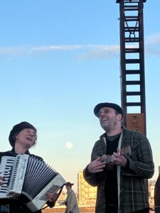 Samen zingen voor vrede bij Steelhenge op het Stenen Hoofd in Amsterdam